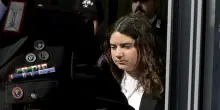 Chiara Petrolini, in aula la foto di uno dei neonati sepolti in giardino. Lei esce