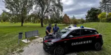 Quattordicenne accoltellato al parco nel Bolognese: è in prognosi riservata. Arrestato un 15enne