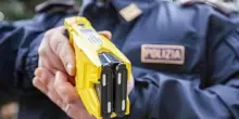 Morto dopo l’uso del taser nel Reggiano: “Dall’autopsia non emergono patologie”