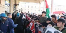 Proteste per la Flotilla a Bologna. Migliaia di studenti in corteo, manganellate davanti la stazione