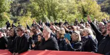 La marcia su Predappio dei nostalgici del Duce. Tornano i saluti romani. L’Anpi: “E’ fascismo”