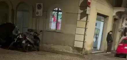 Cori fascisti nella sede di Fratelli d’Italia a Parma. Schlein: “Meloni tacerà anche stavolta?”