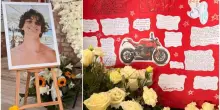 Evan Delogu, il funerale a Bellaria: rose bianche e biglietti degli amici