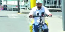 Pedalate, attese e slalom: vita da rider con 40 gradi. “Ho preso 15 euro in 3 ore”