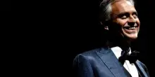 Firenze, l’avvocato americano delle superstar perde lo zaino. E Bocelli s’improvvisa detective