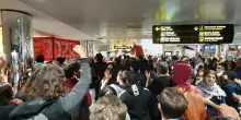 Ex Gkn, in migliaia al corteo per Gaza. Scontri con la polizia all’aeroporto: quattro feriti