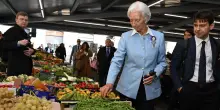 Lagarde al mercato di Sant’Ambrogio: “Prezzi del cibo in aumento”. La replica: “Non dipende da noi”