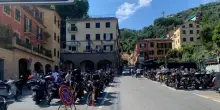 Portofino, costa 3 euro l’ora, 72 euro al giorno posteggiare una moto nel borgo