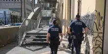 Picchiati dalla Polizia Locale: “Dopo i colpi ai testicoli sangue nelle urine”, “Mi hanno derubato”