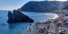 Monterosso, Cinque Terre, le spiagge libere sono un ricordo: ombrelloni fin quasi sul bagnasciuga