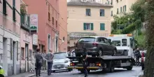 Donna morta schiacciata da un'auto posteggiata, proprietario indagato di omicidio stradale