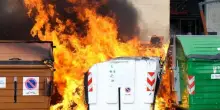 Incendiaria seriale di cassonetti: una donna di 67 anni denunciata dalla Polizia Locale