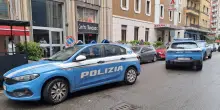 Agguato fuori da hotel di via Torriani: grave dipendente. Si cerca detenuto non rientrato a Bollate