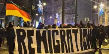 Remigration Summit, Lega al raduno dell’ultradestra. La sinistra protesta in piazza: no ai razzisti