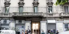 Donna morta gettandosi dalla finestra, i vicini: “Svegliati da urla lancinanti, era un incubo”