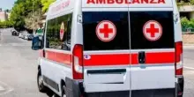 Bloccata nel traffico, sta per finire l’ossigeno: Filippo, 16 anni, la porta in moto all’ambulanza