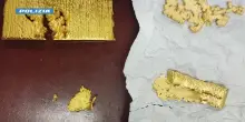 Il dipendente della fonderia che rubava l’oro nascondendolo nei capelli e beffando il metal detector