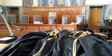 Investì il figlio di 18 mesi per errore, pm: “Niente processo per la madre, sconta già un ergastolo”