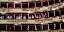 Alla Scala basta ciabatte e spuntini: torna il dress code con i divieti contro i turisti dell’opera