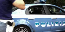 Uccide la madre con diverse coltellate e si getta dall’ottavo piano: omicidio suicidio al Corvetto