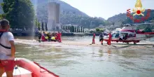 Si tuffa per salvare i figli caduti in acqua, turista tedesco scomparso nel lago di Como