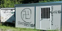 Varese, svastiche e insulti negli spazi della festa dell’unità. Il Pd: "Non abbiamo paura"