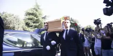 Emilio Fede, colleghi e amici ai funerali. Assente la figlia Simona, Sveva: “La sua ultima diretta”