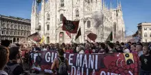 Leoncavallo, il corteo con oltre 20mila persone arriva in piazza Duomo: insulti a Piantedosi