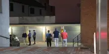 Si butta dal balcone e cadendo uccide anziana: la tragedia che distrugge due famiglie