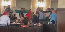 Milano, protesta dei proPal in aula: interrotta seduta del Consiglio comunale