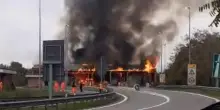 Incendio distrugge il casello Brescia Sud sulla A21: traffico bloccato per ore. Fiamme da un furgone