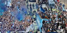 Napoli, festa scudetto con campioni: tifosi scavalcano transenne. De Laurentiis: arriva De Bruyne