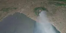 Le immagini dallo spazio dell’incendio sul Vesuvio