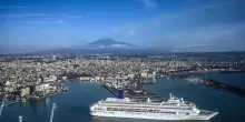 Catania, nave da crociera rompe gli ormeggi: due turisti in mare. Tanta paura, ma solo danni al molo