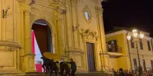 Il feretro di Pippo Baudo è arrivato a Militello, ad accoglierlo un lungo applauso della sua gente