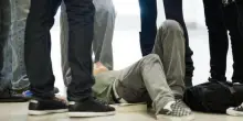Ragazzino picchiato dal branco alla festa della Madonna: calci, pugni e la sigaretta sulla pelle