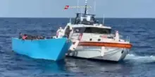 Lampedusa, due migranti morti e 14 intossicati: erano nella stiva di una barca soccorsa al largo