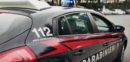 Abusi sessuali sui figli, arrestata la madre e il suo compagno dopo una chiamata al Telefono Azzurro