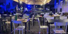 Anziana travolge con l’auto i tavoli di un ristorante a Roma, 5 feriti: “Siamo vivi per miracolo”
