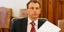 Minacce e insulti alla moglie, di nuovo indagato il pg della Cassazione Mario Fresa