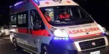 Accoltellato a 19 anni davanti alla fermata della metro mentre camminava con la fidanzata: è grave