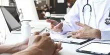 Iniettava cellule staminali vietate per curare l’autismo, arrestato finto medico del papa