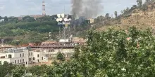 Fiamme sulla collina di Monte Mario, chiuso un tratto di via Trionfale. Tendopoli evacuata