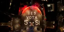Referendum, scritta gigante della Rete degli studenti in piazza del Popolo. “Vota sì”
