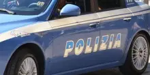 Spara dalla finestra e ferisce una donna che assisteva a una partita di calcio: arrestato a Tivoli