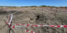 Perché scavare buche e tunnel in spiaggia può essere letale: “La sabbia uccide più degli squali”