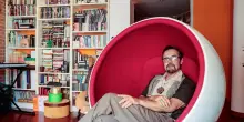 A casa di Greg: “Nel mio nido dalle mura storte trovo gioia e creatività. Amo il decluttering”
