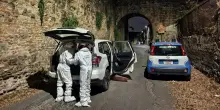 Via del Mandrione, cadavere di una donna tra i cespugli: indaga la polizia