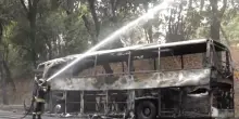 Pullman turistico in fiamme su viale Washington a Villa Borghese, ferito un vigile del fuoco