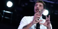 Stefano De Martino trova online i video intimi con la fidanzata Caroline Tronelli: hackerate le telecamere